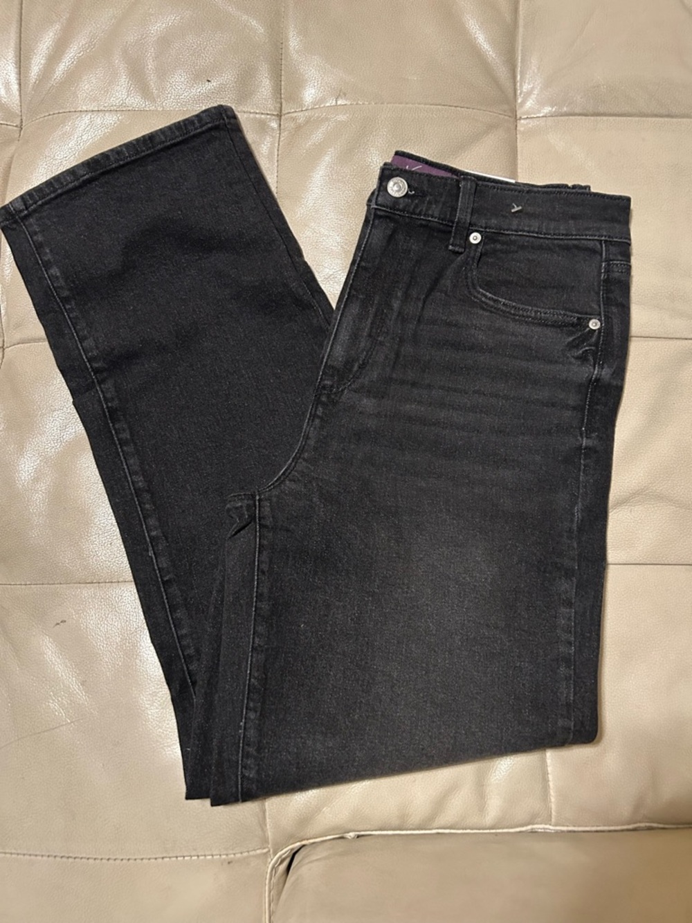 Women Relaxed Straight Jeans. Available in size 6 and 8. Sale Until 5/30🏃♀️➡️